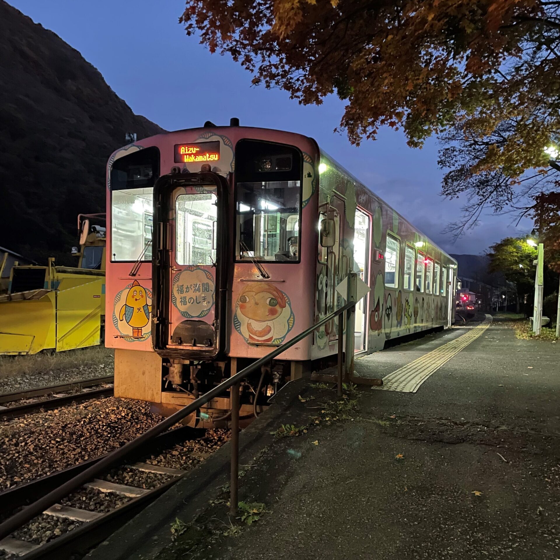 湯野上温泉駅を発車する普通列車