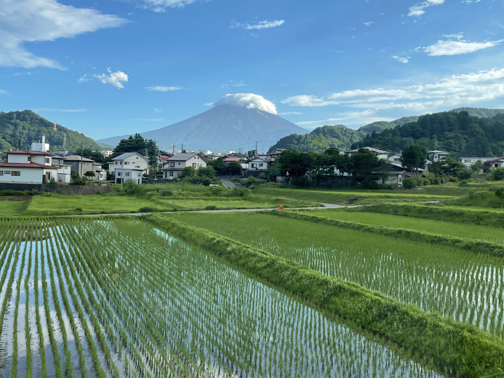 富士急行線の車窓から富士山を望む
