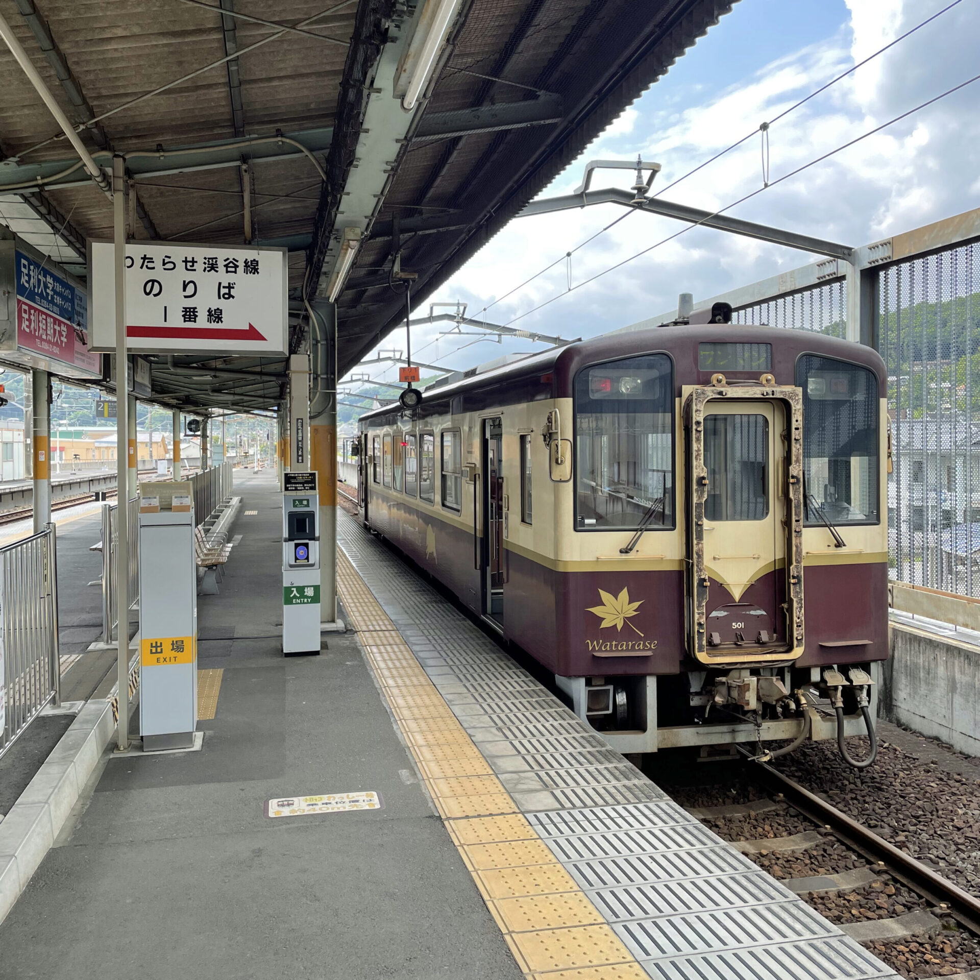 桐生駅1番線ホームにてわたらせ渓谷鉄道車両